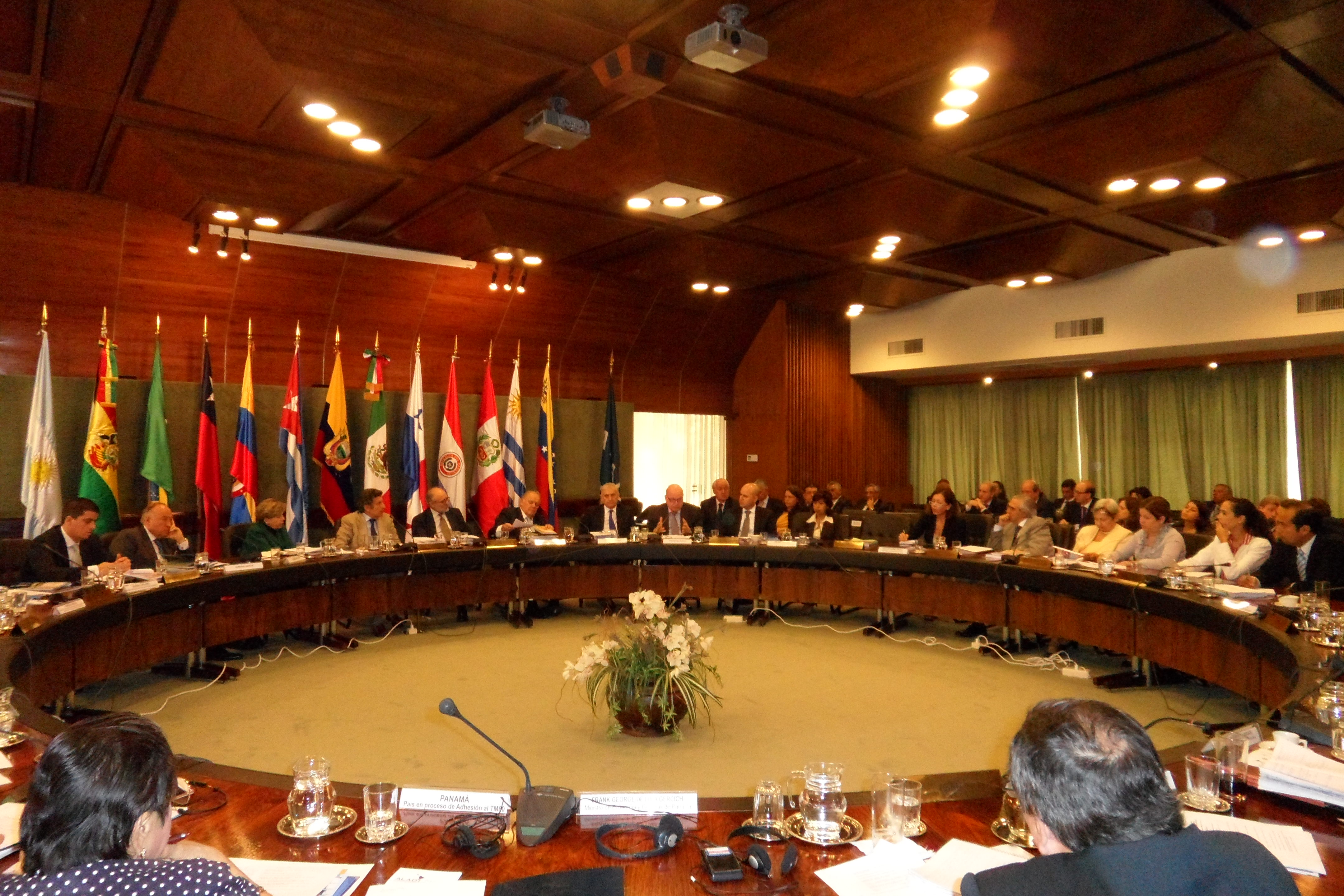 Foro de Altas Autoridades Económicas, Modelos de Desarrollo en América Latina, Búsqueda de Convergencias y Complementariedades, en la Sede de ALADI. Montevideo, Uruguay(16 de marzo de 2012)